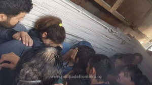VIDEO. La vama Bechet au fost prinși 12 irakieni ascunși într-un "cub" de rigips dintr-un microbuz