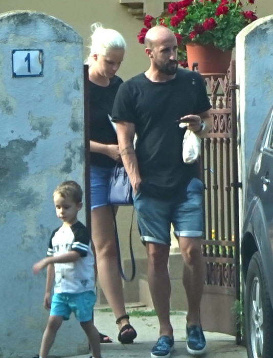 Iasmin şi Roxana ies din clinică şi, alături de fiul lor, se îndreaptă spre maşină