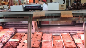 Produse expirate și reetichetate într-o carmangerie din Cluj. Protecția Consumatorului s-a sesizat în urma unor reclamații apărute în spațiul public