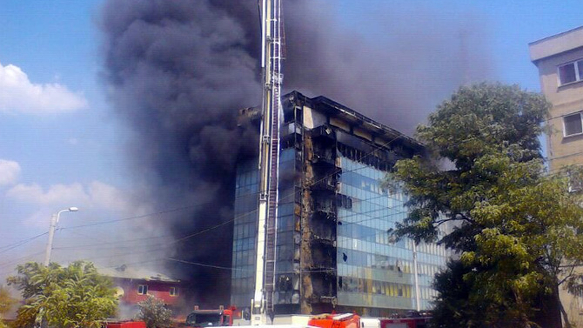 Panica in Militari! Tot Podul Grant este inchis din cauza unui incendiu violent, tramvaiul 41 blocat! Doua benzinarii in pericol sa explodeze! FOTO