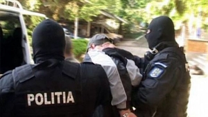 Bărbatul care și-a legat copilul de gât cu un ștreang, cercetat sub control judiciar