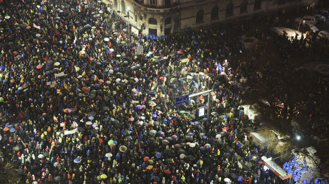 Cât de bogat este jandarmul care a lovit un protestatar! Şerban Răducu are un salariu pe masura