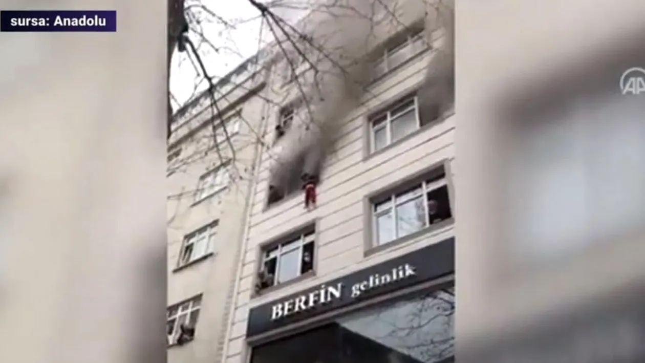 Imagini șocante. O mamă din Istanbul și-a aruncat copiii pe geam pentru a-i salva de incendiu