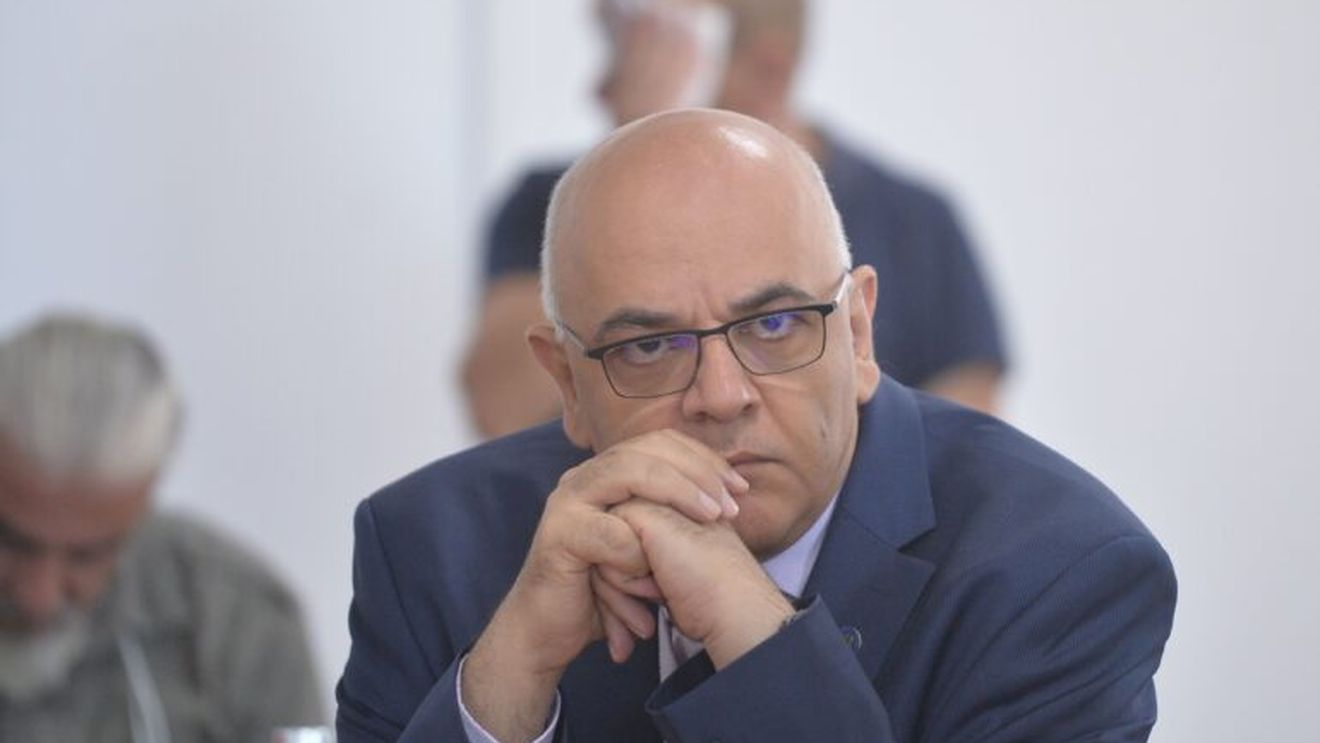 Raed Arafat, despre conspirațiile COVID: „Se uită la tine, din păcate, cum poate chiar mori în fața lui”