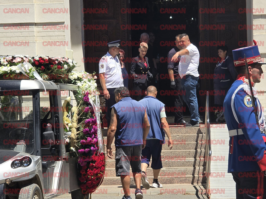 Irina Loghin a apărut susținută la slujba de înmormântare a soțului ei. Cântăreața a avut nevoie de ajutor să intre în biserică