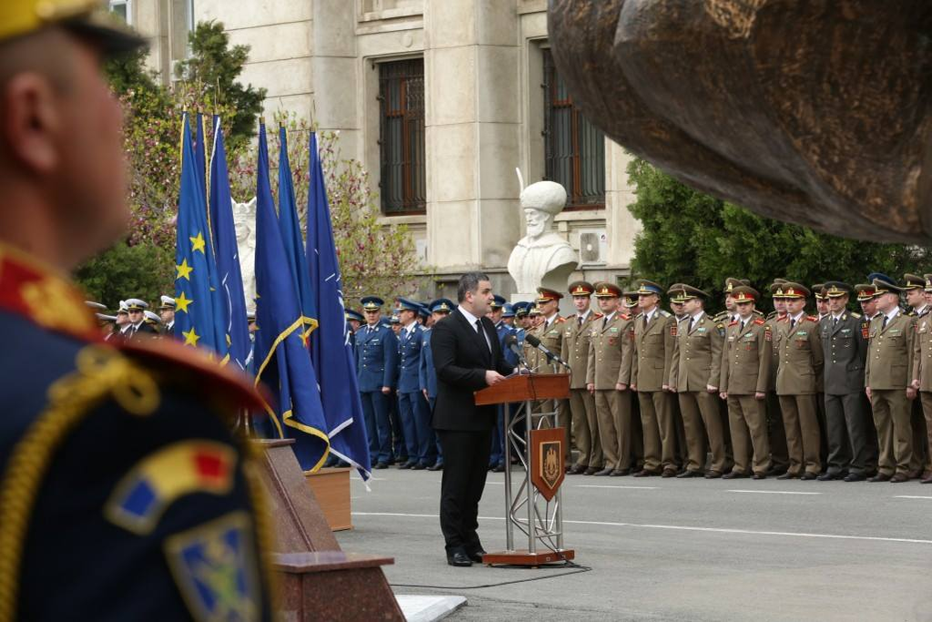 De la butonat telefonul în timpul onorului militar, Gabriel Leș a trecut la pix și foaie ca să nu mai fie acuzat că nu respectă armata