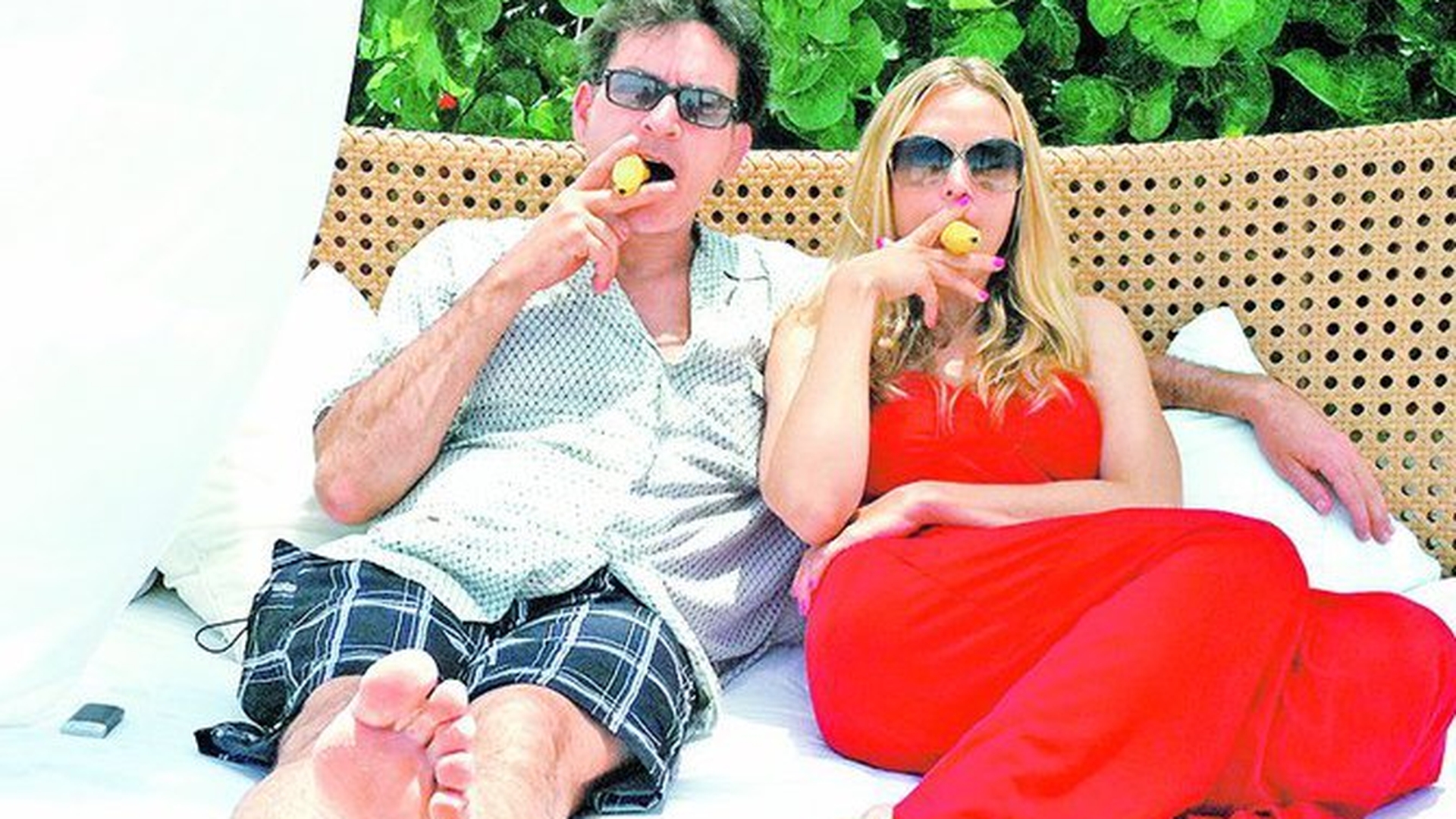 Charlie si Brooke au gasit banana pretioasa! O fumeaza numai dupa-dupa masa