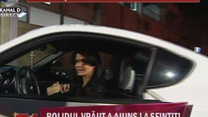 VIDEO Oana Zavoranu, hostess langa masina ei! Si-a prezentat automobilul recuperat de la vrajitoare cu muzica la maximum si dansand!