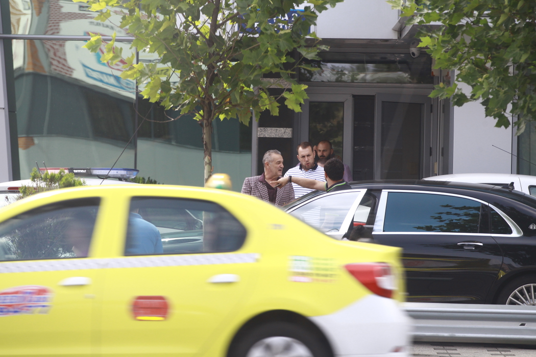 Luţu stabileşte cu poliţiştii pe unde să iasă din Secţia de Poliţie