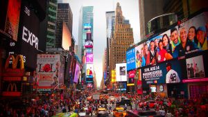 Moment incredibil surprins de un român în Times Square. Trecătorii s-au oprit să privească