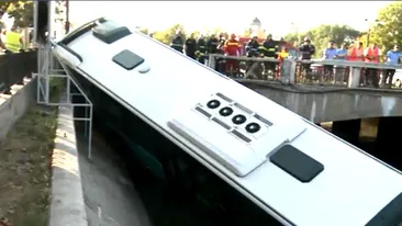 Scene șocante în București! Un autobuz STB a căzut în râul Dâmbovița