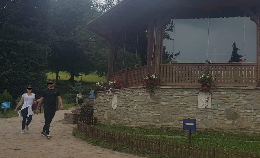 Fiica lui Gigi Becali s-a rugat azi la mormântul lui Arsenie Boca. Ținuta sa interzisă a atras toate privirile