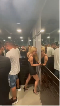 Blondina a încercat să scape cât mai repede din toaleta bărbaților, când și-a dat seama unde a nimerit