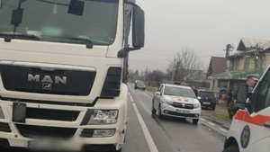 Accident cumplit în Prahova. Un copil de 9 ani a fost lovit de un TIR