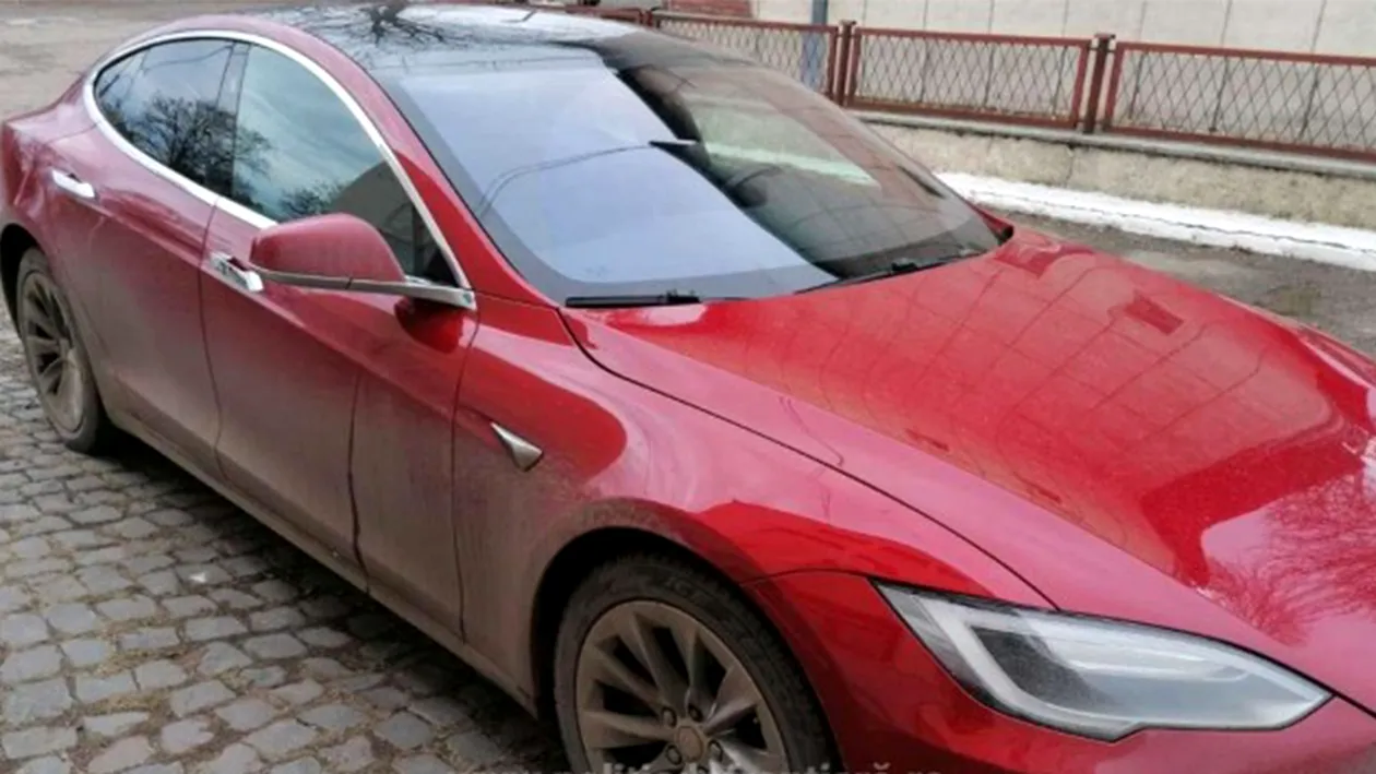 Un român a rămas fără autoturismul Tesla de 53.000 de euro imediat după ce a intrat în țară