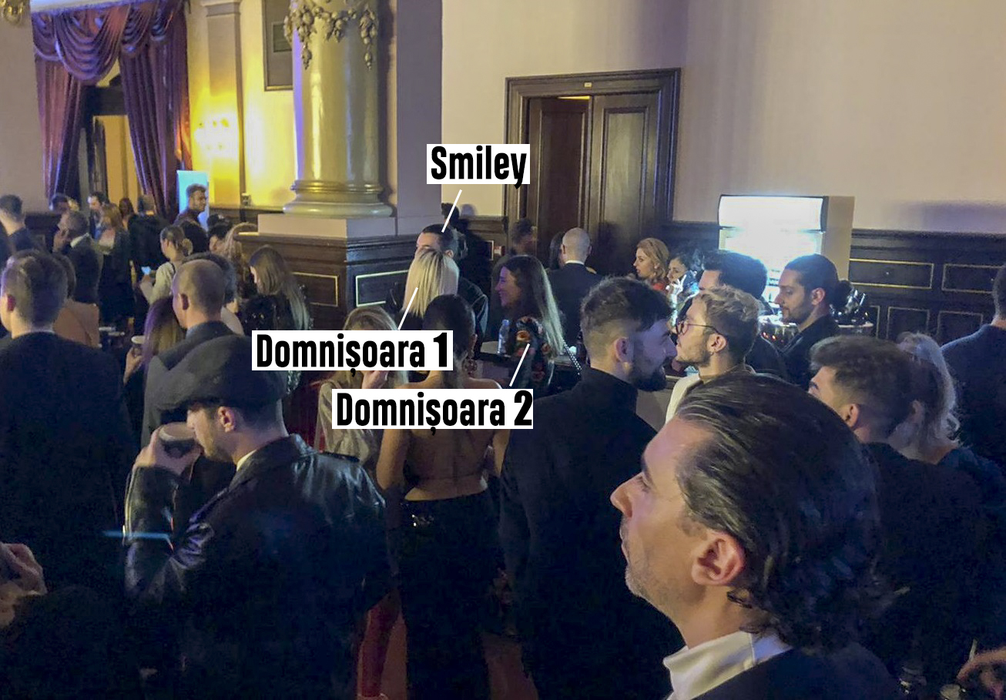 Blonda & bruneta
l-au ”înghesuit” la bar 
pe Smiley o seară întreagă!