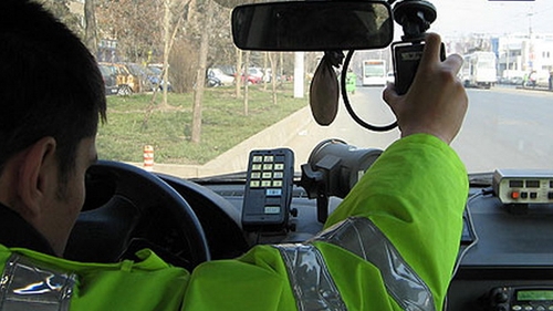 Soferita urmarita de la Ploiesti la Otopeni dupa ce a lovit un politist. A fugit pe contrasens, cu farurile stinse, la 140 de km/h