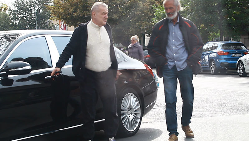 Gigi Becali se pregăteşte să intre în maşină