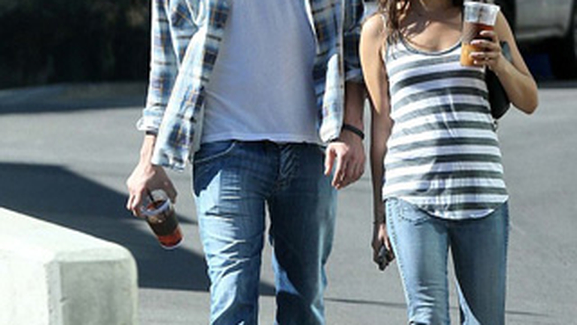 Hopa, uite ce burtica are Mila Kunis! Se pregateste Ashton Kutcher de primul lui copil legitim?