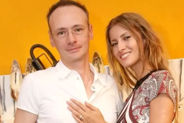 Cum arăta Iulia Albu în tinereţe, până să devină un stilist celebru. Nu era la fel de extravagantă. FOTO