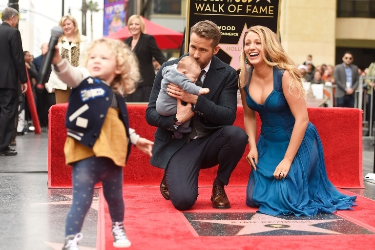 Aceştia sunt cei mai frumoşi părinţi celebri! Actorii BLAKE LIVELY şi RYAN REYNOLDS, apariţie în premieră alături de fiicele lor