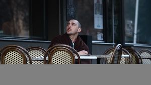 Vladimir Draghia, spectacol socant intr-un restaurant din Capitala! Se infofoleste in paturi, mananca paine goala si bea vin rosu!