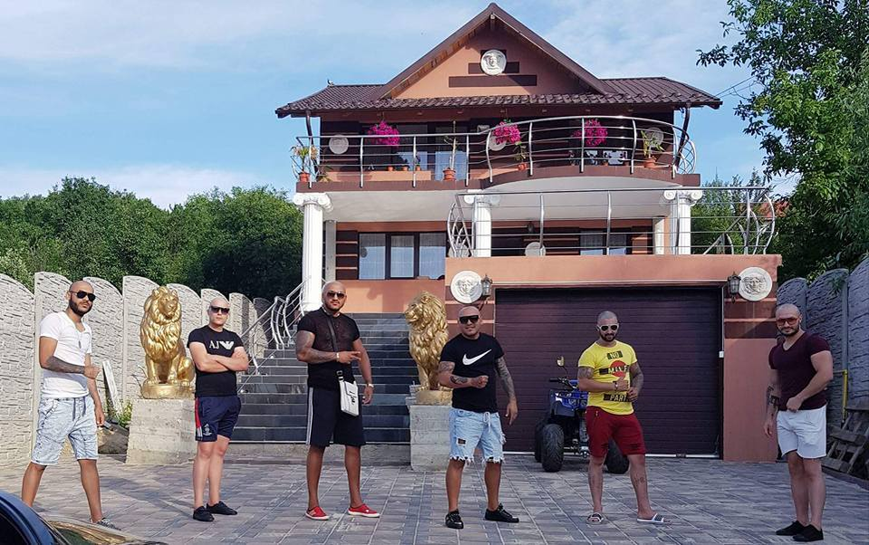 Dani Mocanu, alături de prietenii săi în vila din Argeș
