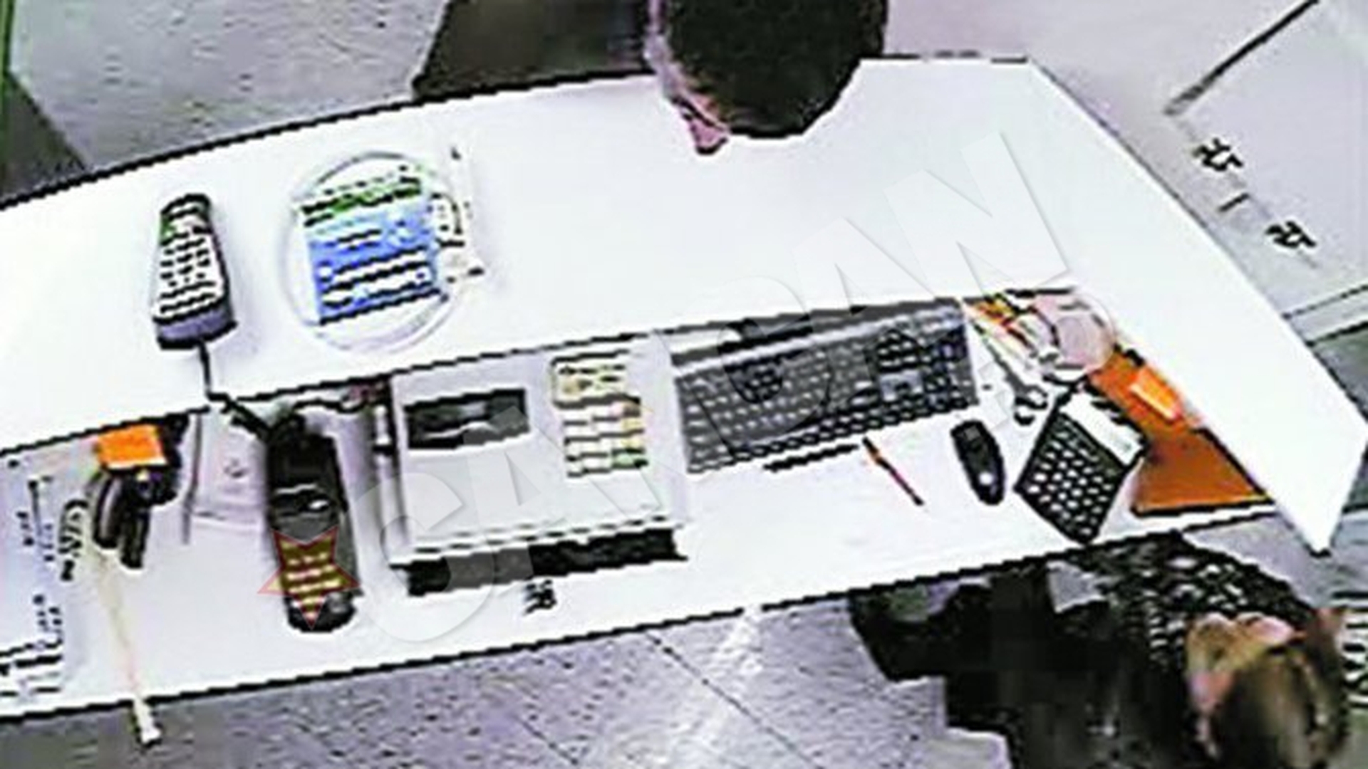 A fost filmat de camerele de supraveghere. Politist acuzat ca a furat dintr-o farmacie