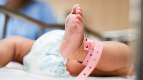 Cel mai tânăr pacient vindecat de COVID-19 are doar 16 zile: ”M-am speriat, dar am decis să-l las pe mâna medicilor”