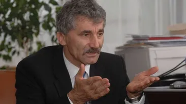 Cancan.Ro l-a filmat inainte sa se discute arestarea sa. A mancat singur intr-un restaurant! Ioan Oltean a refuzat sa ...