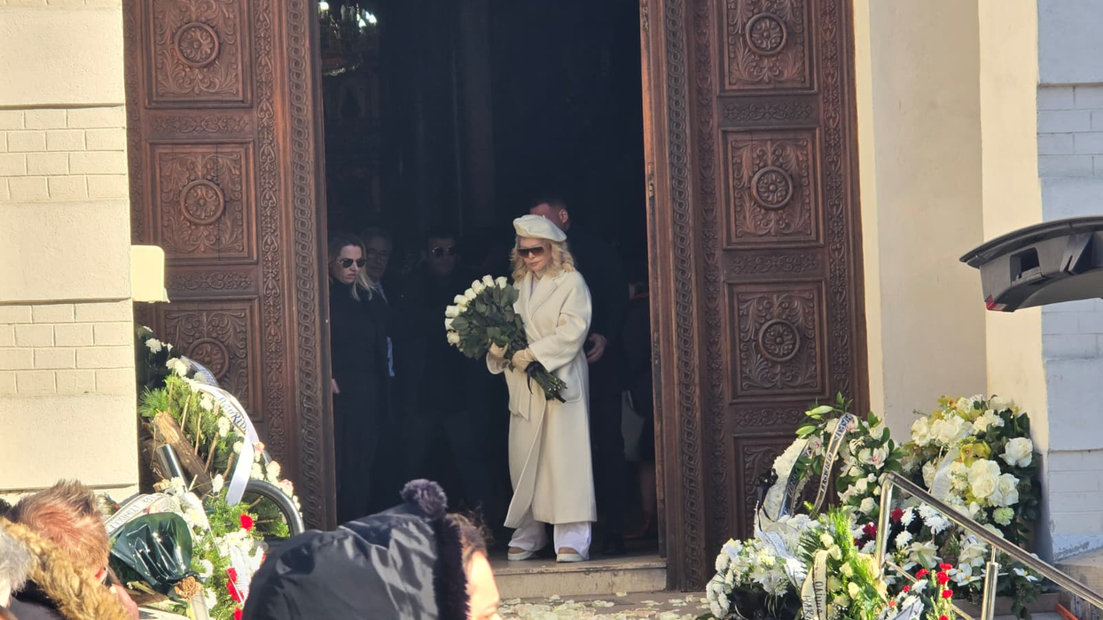 Motivul real pentru care Loredana Groza s-a îmbrăcat în alb la înmormântarea tatălui ei. Ce semnificație are ținuta atipică, de fapt