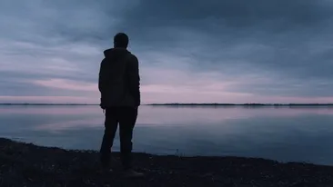 Ce au în comun oamenii care aleg singurătatea. Psihologii dezvăluie detaliul care face diferența