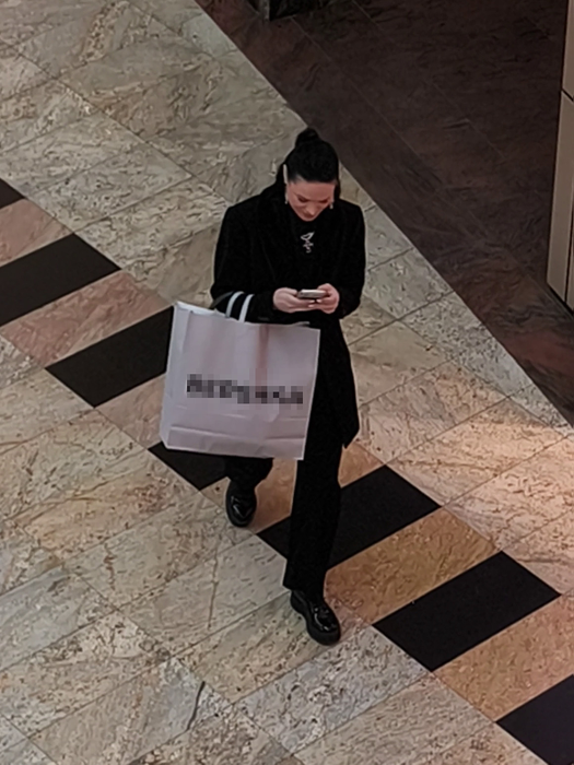 Iese din mall doar cu o pungă în mână
