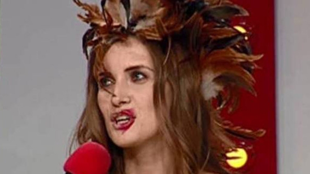 Alex Velea i-a facut o poezie Iuliei Albu! Cantaretul a desfiintat-o pe vedeta: "Da' ce vede in oglinda e un mic transexual"