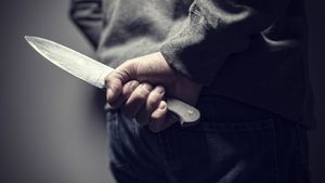 Caz tragic în Galați! S-a înjunghiat în piept pentru că soția nu îi deschidea ușa. Bărbatul avea un ordin de restricție