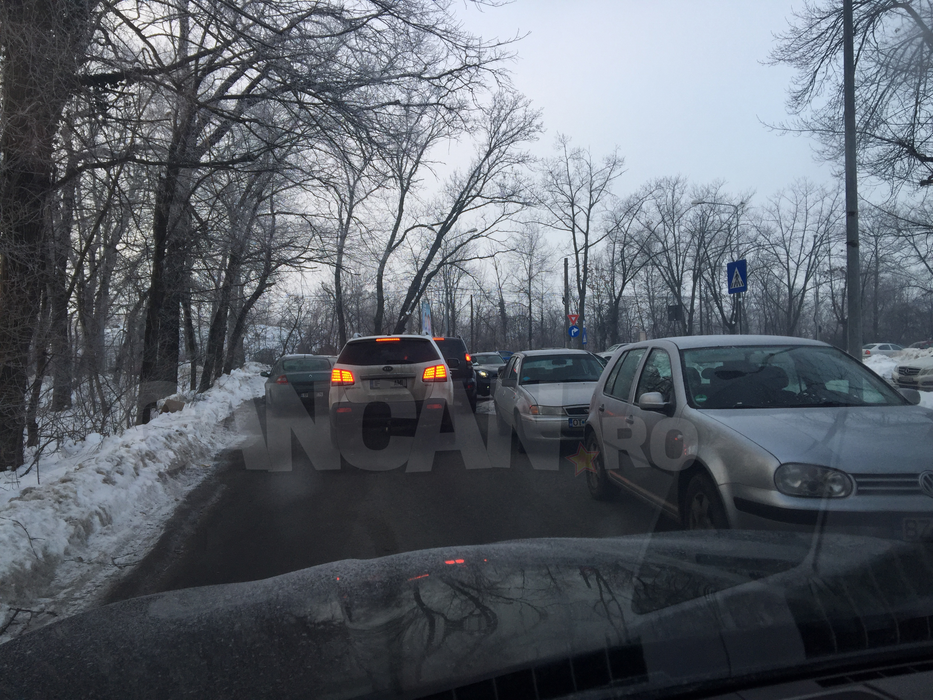 Poliţia Rutieră a Capitalei, sesizată în privinţa maşinilor parcate care blochează circulaţia