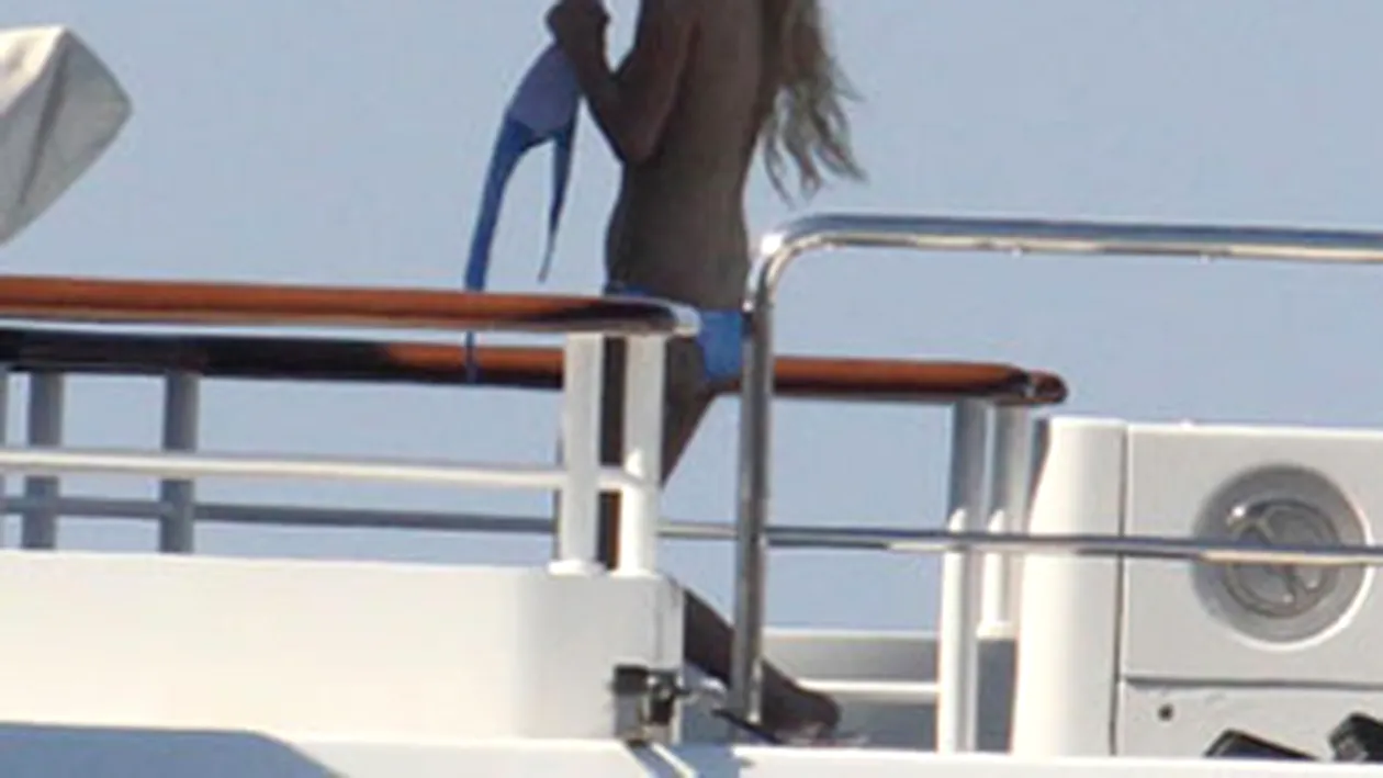 Paris Hilton, topless pe skijet in Italia
