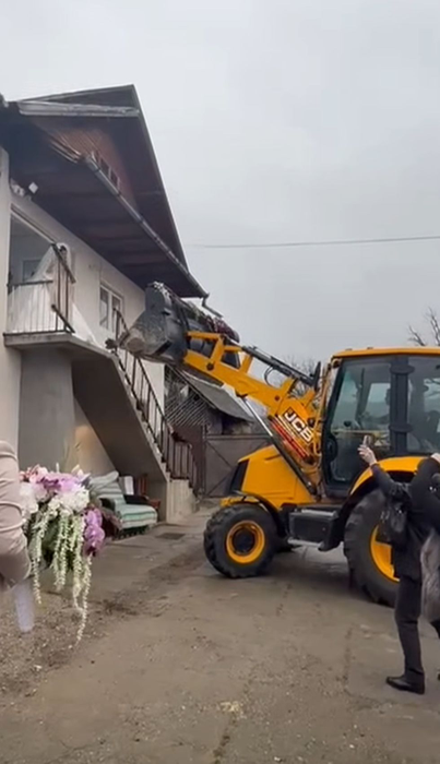 Nu e un banc! Cum au fost scoasă din casă această mireasă, în ziua nunții