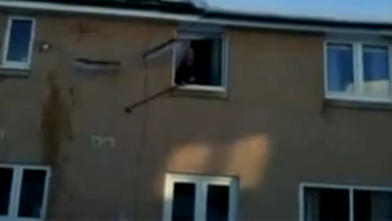 O femeie a ajuns la spital dupa ce zapada de pe un acoperis a cazut peste ea