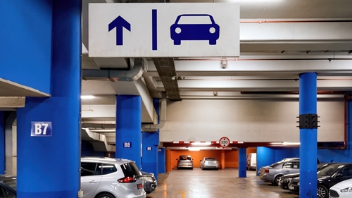 (P) Cum economisești timp și bani alegând parcarea potrivită la aeroportul din București