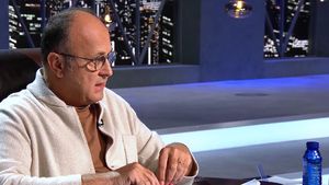 Dan Șucu, impresionat de ideea de afacere a unor tineri elevi care au venit la ”Imperiul Leilor”. Fondatorul Mobexpert, Cristina Bâtlan și Sebastian Dobrincu au oferit copiilor sprijin financiar