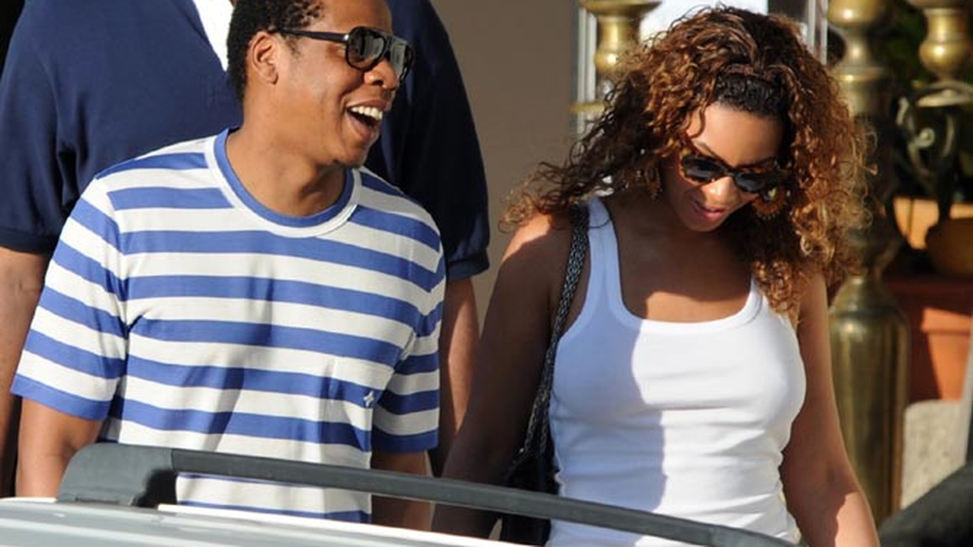 Jay-Z o invata pe Beyonce sa conduca!