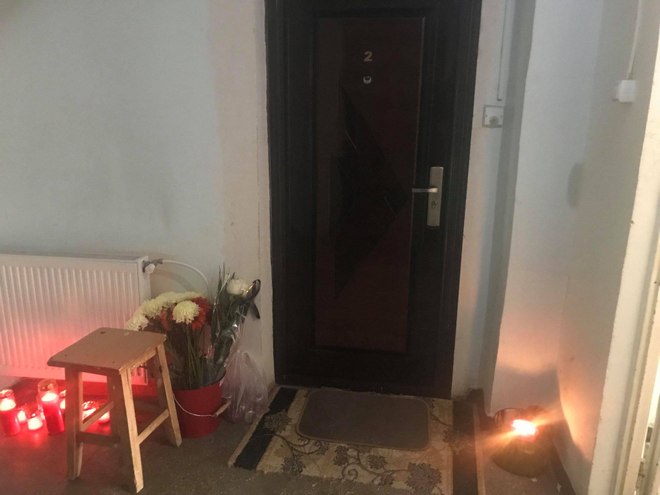 Flori și lumânări la ușa apartamentului în care s-a stins legendarul fotbalist