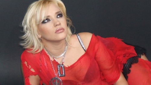 Ex-consiliera a lui Crin Antonescu si fosta concurenta la "Vocea Romaniei" a reusit sa ia 11.000 de euro pentru un concert!