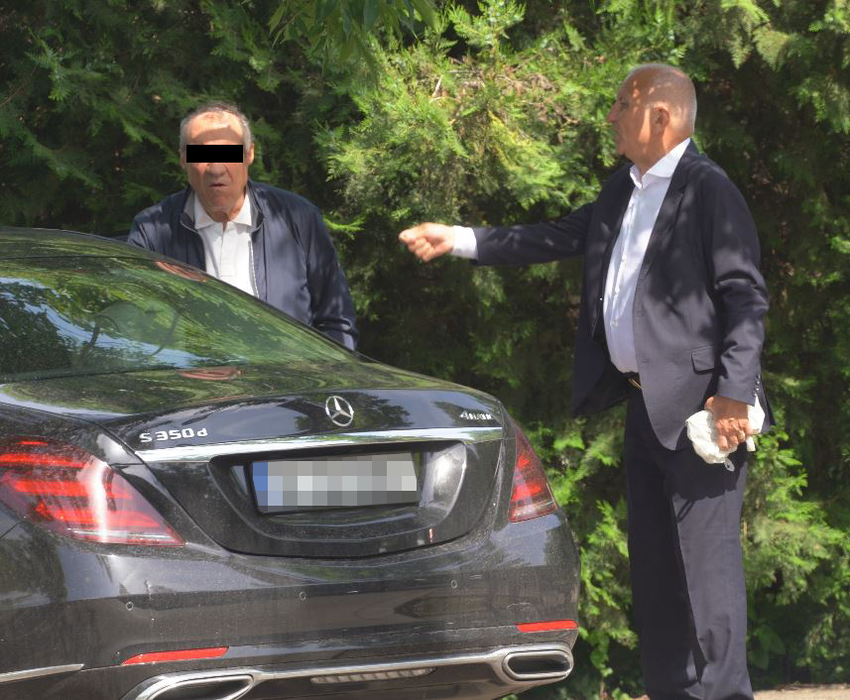 Costel Bucur a încasat un "pachet" în parcare de la, posibil, un partener de afaceri