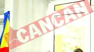 Intr-o scoala din sectorul 4 curge apa din pereti