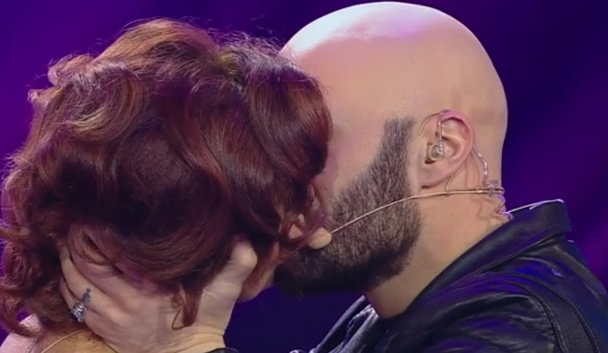 FOTO. Mihai Bendeac, sărut cu o colegă la ultima ediție “iUmor”. ”Ceea ce mă atrage la tine sunt buzele!”