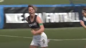 Incredibil! Și-a dat tricoul jos după ce a dat gol la fotbal... feminin