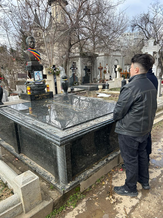 Nepotul lui Ion Dolănescu la mormântul bunicului