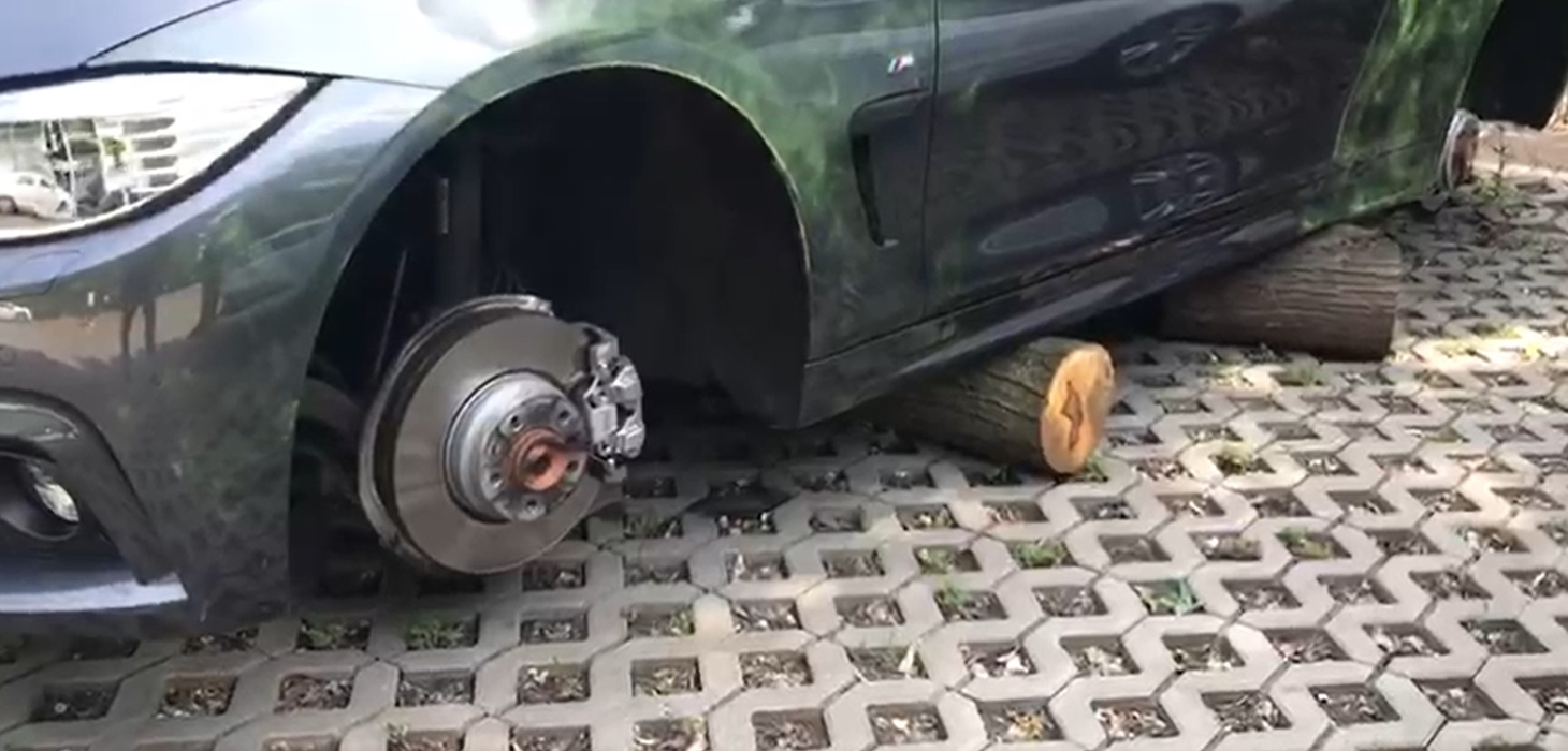 Bolidul a fost pus pe butuci de hoți